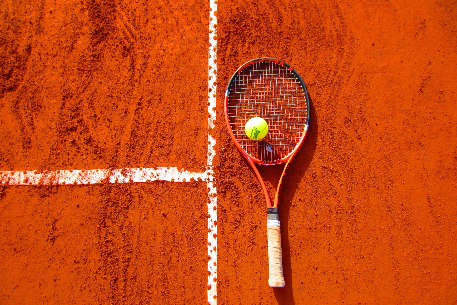 Le terrain de tennis extérieur