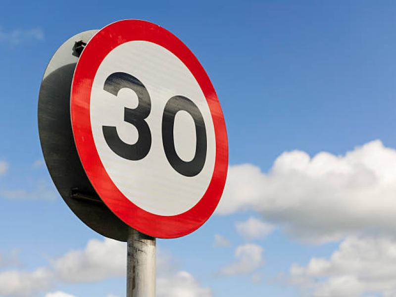 Limitation de la vitesse et priorité à droite